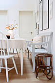 Weißer Esstisch mit Stühlen und Bambus-Hocker