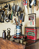 Küchenregal mit antiken Deko-Objekten und Kochutensilien