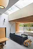 Küche und Lounge im Split-Level-Haus mit Oberlicht
