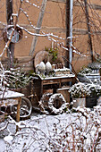Tisch mit Dekoration im verschneiten Garten
