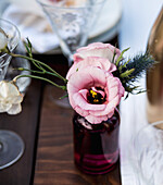 Blumenstrauß auf gedecktem Tisch