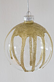 Transparente Christbaumkugel mit goldener Verzierung