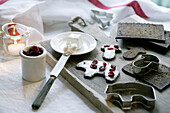 Weihnachtliche Canapes mit Schwarzbrot, Frischkäse und getrockneten Preiselbeeren