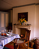 Gedeckter Tisch für das Abendessen im Esszimmer im Landhausstil