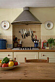 Holz-Küchentisch mit Edelstahldunstabzug in einer Küche in Rye, Sussex