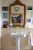 Spiegel und Kunstwerk über dem Waschbecken im Badezimmer in Rye, Sussex