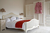Rote Decke auf dem Bett mit passenden Lampen, Arundel, West Sussex