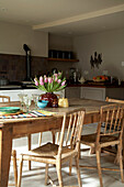 Holztisch mit Tulpen in einer Küche in Rye, Sussex