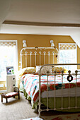 Bemaltes Bett aus Messing in einem Kinderzimmer im Dachgeschoss, Rye, Sussex