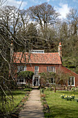 Fußweg durch den Garten zu einem Cottage in Rye, Sussex