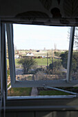 Blick durch ein offenes Fenster auf die Landschaft von Rye, Sussex