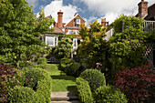 Backsteinhaus von Außen und Garten in Arundel, West Sussex