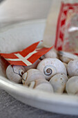 Muscheln mit dänischer Flagge auf einem Teller