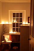 Rolltop-Badewanne mit Second-Hand-Tisch und brennenden Kerzen