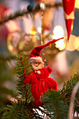 Gestrickter Weihnachtsmann als Baumschmuck
