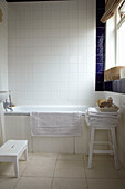 Weiß gefliestes Badezimmer mit blauer Umrandung, London