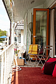 Klappstühle auf der Veranda eines Hausboots in Richmond upon Thames, London, UK