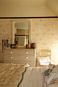 Spiegel auf Kommode im Schlafzimmer eines Hauses in West Sussex, England, UK