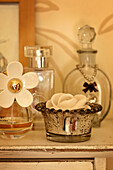 Parfümflaschen und silberne Teelichthalter in einem Haus in West Sussex, England, UK