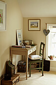 Schreibtisch und Stuhl in einer Ecke eines Hauses in West Sussex, England, UK