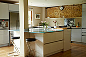 Moderne Küche in einem Haus in West Sussex, England, UK