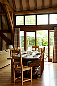 Tisch für acht Personen im offenen Esszimmer eines Hauses in West Sussex, England, UK
