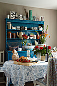 Blau bemalte Küchenkommode und zubereitetes Essen auf dem Küchentisch eines Hauses in Lincolnshire, England, UK