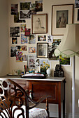 Geschnitzter Holzstuhl am Schreibtisch darüber Bildesammlung in einem Haus in Lincolnshire, England, UK