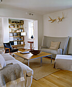 Modernes neutrales Wohnzimmer Sofas Couchtisch Holzboden Teppich Inneneinrichtung Räume natürliche Materialien Texturen Farben