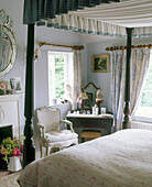 Himmelbett aus Eiche in einem traditionellen Schlafzimmer im Landhausstil
