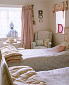 Zwei Einzelbetten in einem Schlafzimmer im Landhausstil