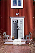 Eingangstür eines traditionell schwedischen Holzhauses