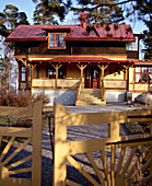 Außenansicht eines traditionell schwedischen Holzhauses mit Veranda