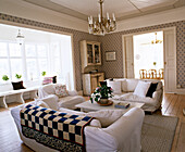 Traditionell schwedisches Wohnzimmer mit weißen Sofas und Couchtisch