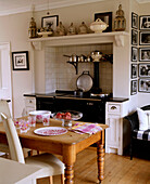 Blick auf einen traditionellen Küchen-Essbereich mit großem Holztisch