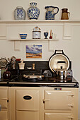 Wasserkocher auf dem Kochfeld in der Küche des Strandhauses von Port Issac, Cornwall