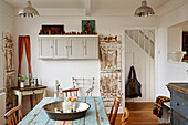 Metallschüssel auf Küchentisch mit abblätternder Farbe in einer Küche in Shoreham by Sea, West Sussex, UK