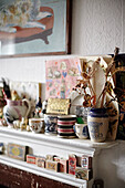 Vintage-Streichholzschachteln und Keramikkrüge, Yorkshire, UK