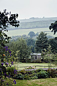 Gartenhaus und sanfte Hügel in Holmfirth, Yorkshire, Vereinigtes Königreich