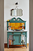 Türkisfarbener Waschtisch mit Vintage-Spiegel, Lot et Garonne, Frankreich
