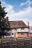 Neue Fenster in einem denkmalgeschützten Bauernhaus aus dem 15. Jahrhundert mit Fachwerk, Kent