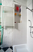 Dusche und Heizkörper in einem einfachen Badezimmer in Buenos Aires, Argentinien