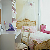 Modernes Kinderzimmer mit Bett im Vintage-Stil