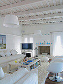 Weiß gestrichenes Wohnzimmer und Sitzecke