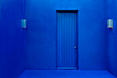 Überirdisches Schwimmbad mit blau gestrichenen Wänden