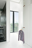 Blick durch eine übergroße Tür vom Schlafzimmer mit eigenem Bad und Glasschiebetür