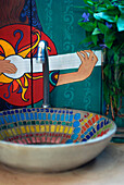 Mexikanisches Kunstwerk mit keramisch gefliestem Betonbecken und Pflanzenschnitt