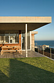 Terrasse des Strandhauses mit Blick auf das Meer
