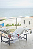 20. Jahrhundert Design-Liegestuhl auf dem Balkon eines Strandhauses