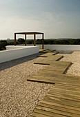 Gravelled roof terrace with pergola and wooden walkway